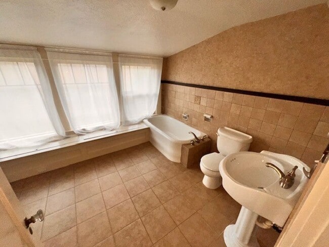 Building Photo - 1416