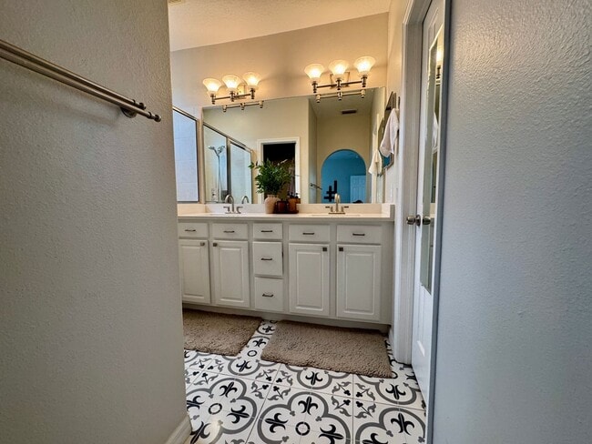 Building Photo - Private Townhouse in Heart of South Tampa