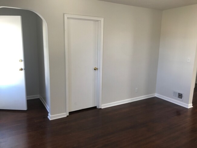 Building Photo - 2BR Updated Midtown Home - Available Now!