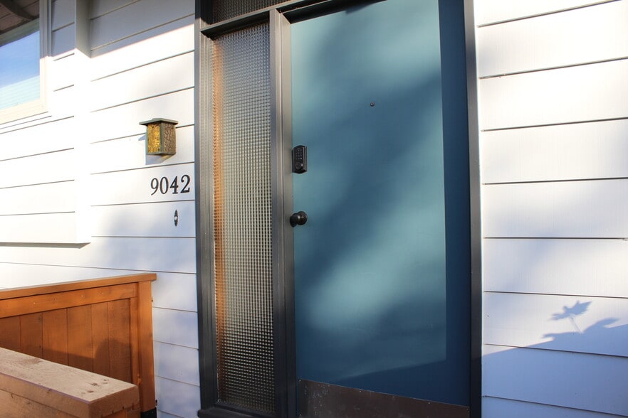 Building Photo - 9042 SW Monterey Pl