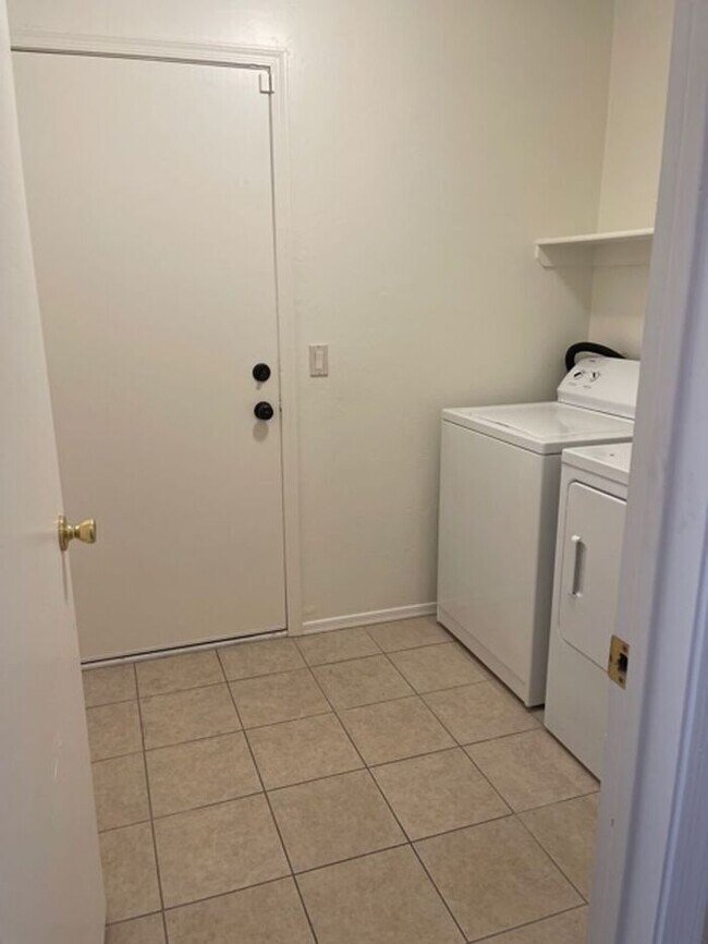 Building Photo - Beautiful 3 bedroom 2 bathroom!