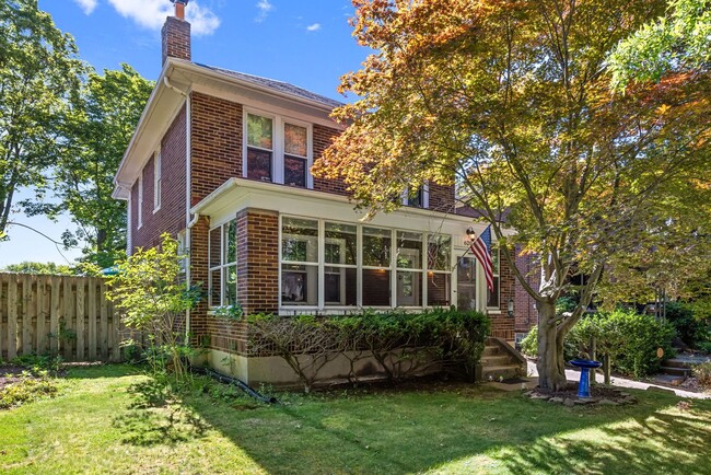 Primary Photo - Quintessential Oakmont home walkable to th...