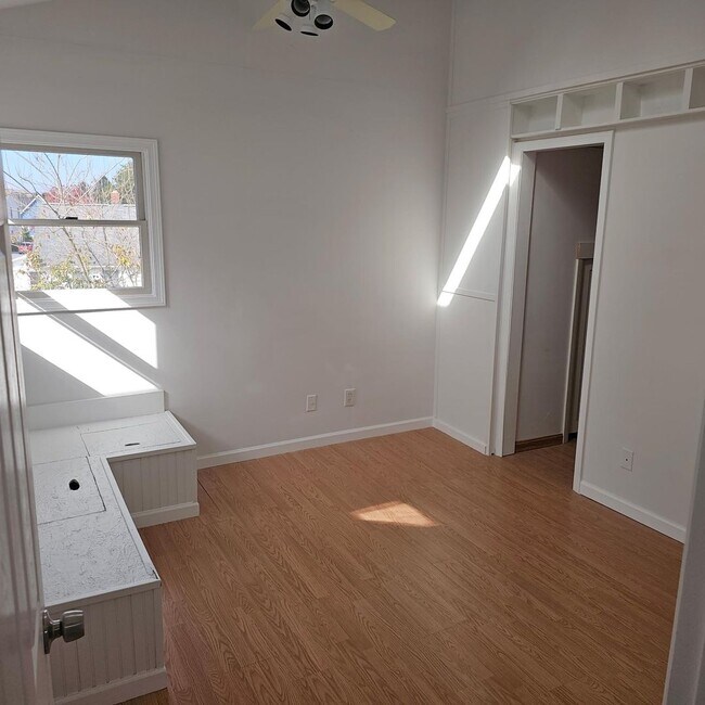 Building Photo - Elegant 5-Bedroom, 4-Bath Home with Expansive Living Spaces