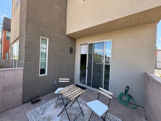 Building Photo - Modern Furnished 3 Bedroom Townhome in Pri...
