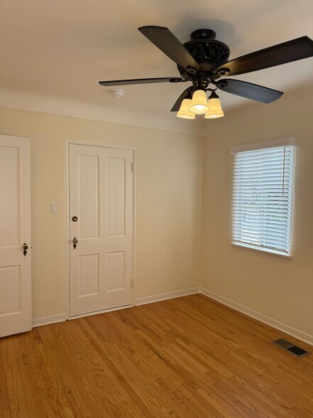 Building Photo - 617 W Glenoaks Blvd