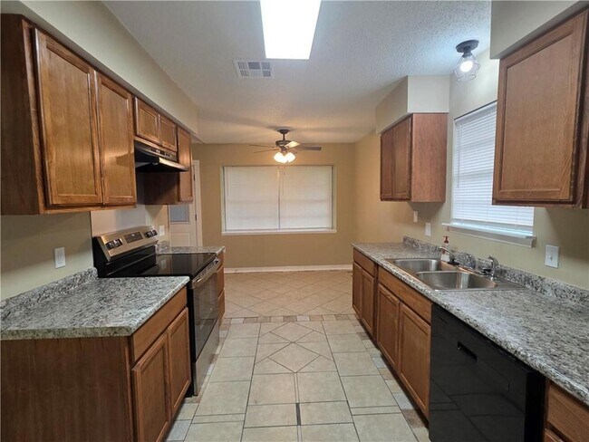 Building Photo - 133 W Queens Dr