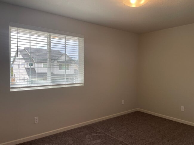 Building Photo - 4 Bed 2.5 Bath Home! Located near the Ridgefield Outdoor Recreation Center, equestrian facilities...