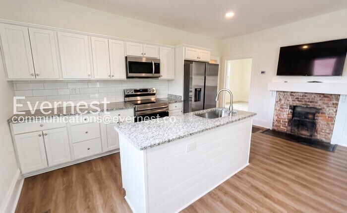 Building Photo - 3646 Crompton St