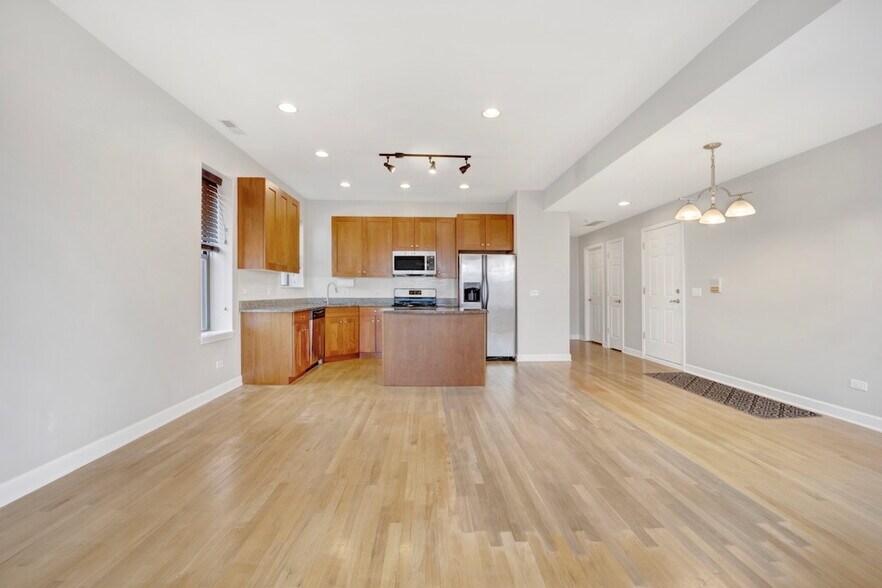 Building Photo - 4817 N Kimball Ave