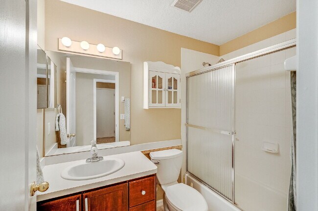 Building Photo - Spacious 3/2 with tranquil setting is waiting for you!