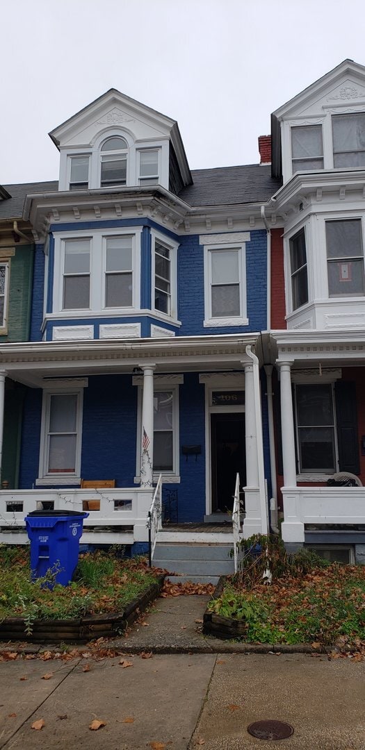 Building Photo - 4 bedroom, 1 bath, half double