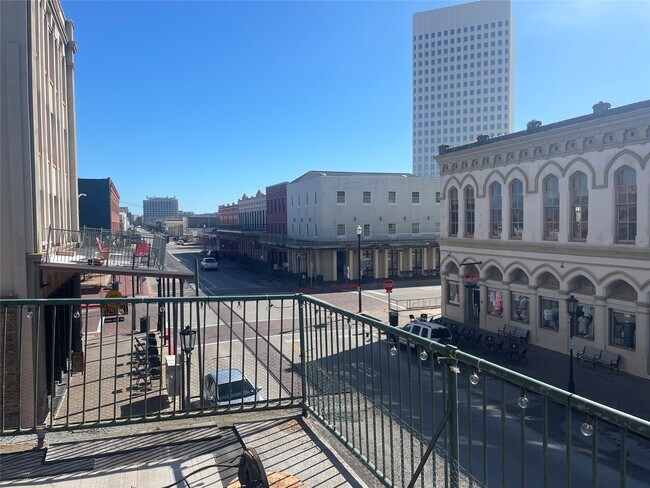 Building Photo - 2116 The Strand