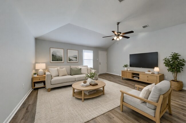 Building Photo - Charming 3-Bed, 2-Bath Home in Dallas with Garage Parking