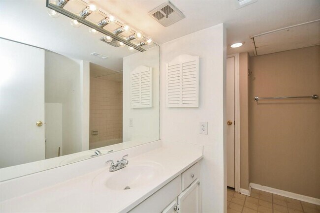 Building Photo - 3150 Walnut Bend Ln