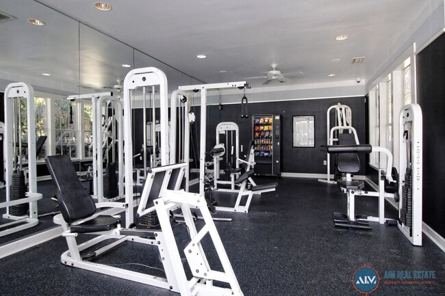 Building Photo - Spacious Top-Floor 2-Bedroom/2-bathroom Condo in The Estates at Westbury Park