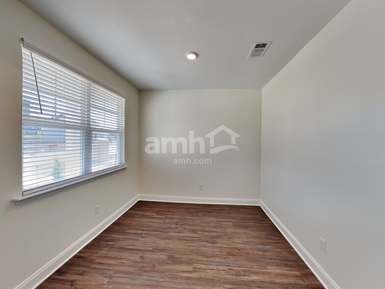 Building Photo - 2048 Williamshire Ln
