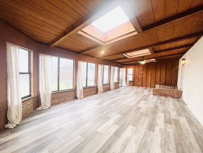 Building Photo - 2640 2nd Ave
