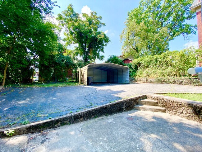 Building Photo - 5 bedroom /2 bath Mins. from UC for $750/pp ($3750/mo)! Off-Street Parking included!