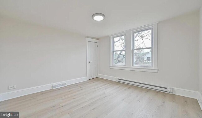 Building Photo - 2531 E Chestnut Ave