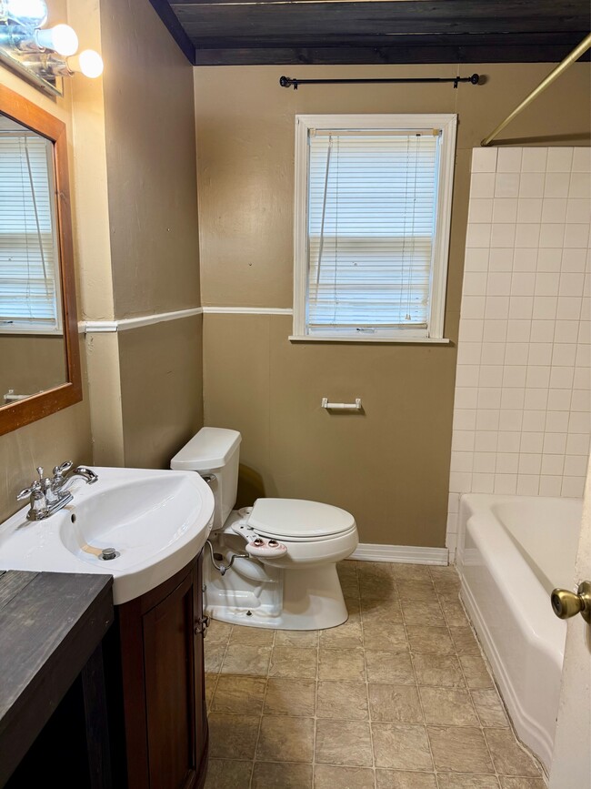 Building Photo - 909 President Ave