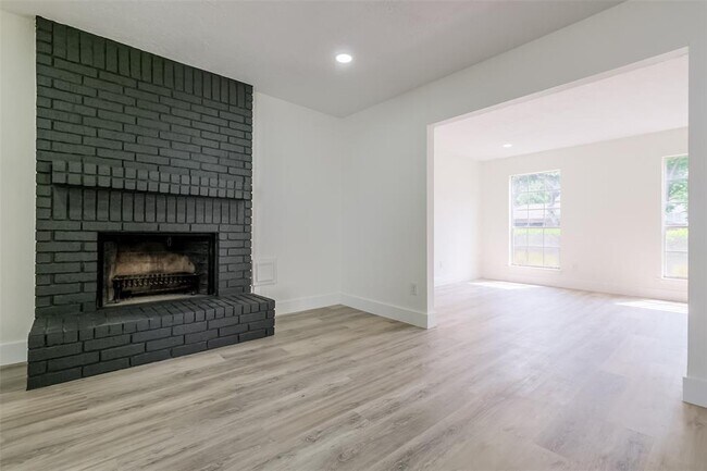 Building Photo - 1311 Sand Stone Dr