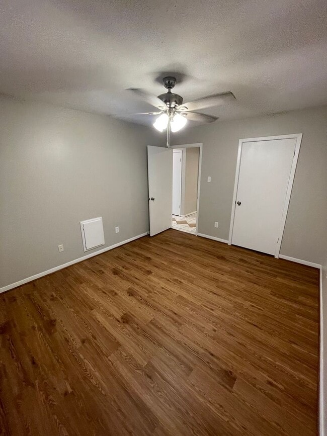 Building Photo - 823 San Saba Dr