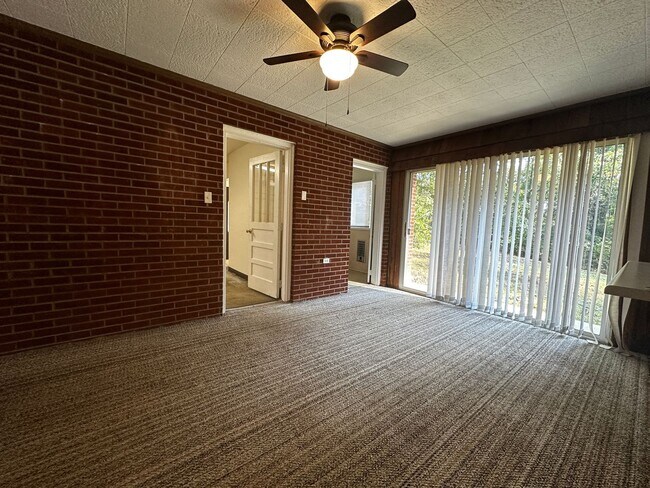 Building Photo - Spacious 3 bedroom/ 2.5 bath home near Exi...
