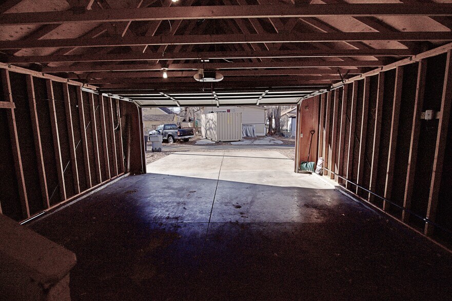 Garge: looking into alley - 903 Terry St
