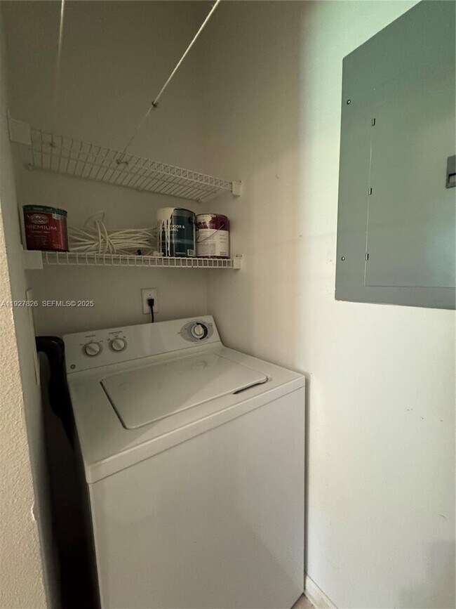 Building Photo - 8000 N Nob Hill Rd