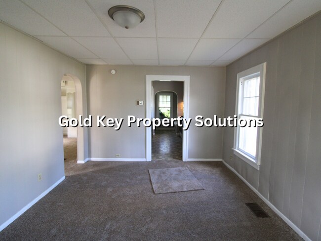 Building Photo - 2 BR 1 BA House with All New Carpet and Pa...