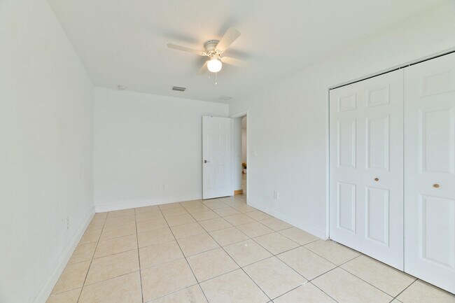 Building Photo - 289 SW 3rd Ct