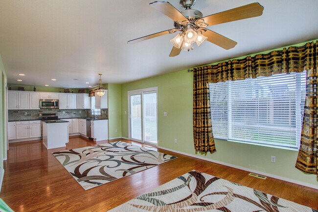 Building Photo - Impeccable 5 Bedroom Home with Mountain Views