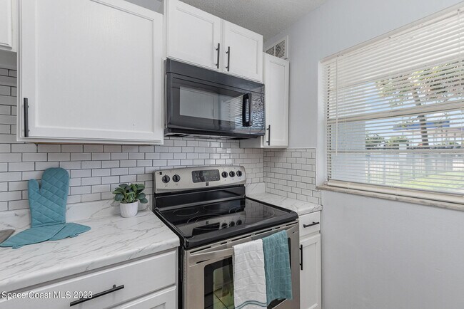 Building Photo - 1734 Avocado Ave