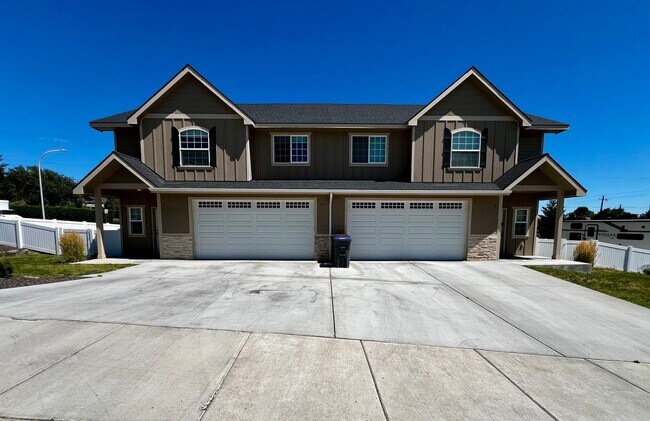 Primary Photo - 7433 Saddlebrook Lp