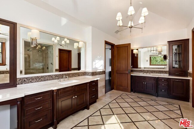 Building Photo - 2134 La Mesa Dr