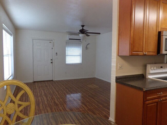Building Photo - Cute 2 Bedroom 1 Bath with huge Screen Porch