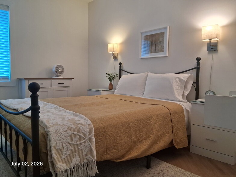 Queen size bed in BR - 517 18th St