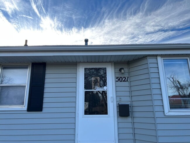 Building Photo - Beautiful walk-out ranch!