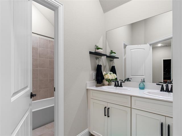 Building Photo - 2333 Willow Garden Dr