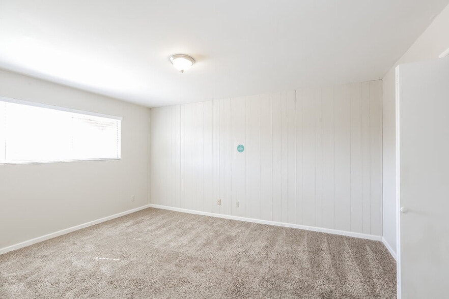 Building Photo - 1544 E Clover