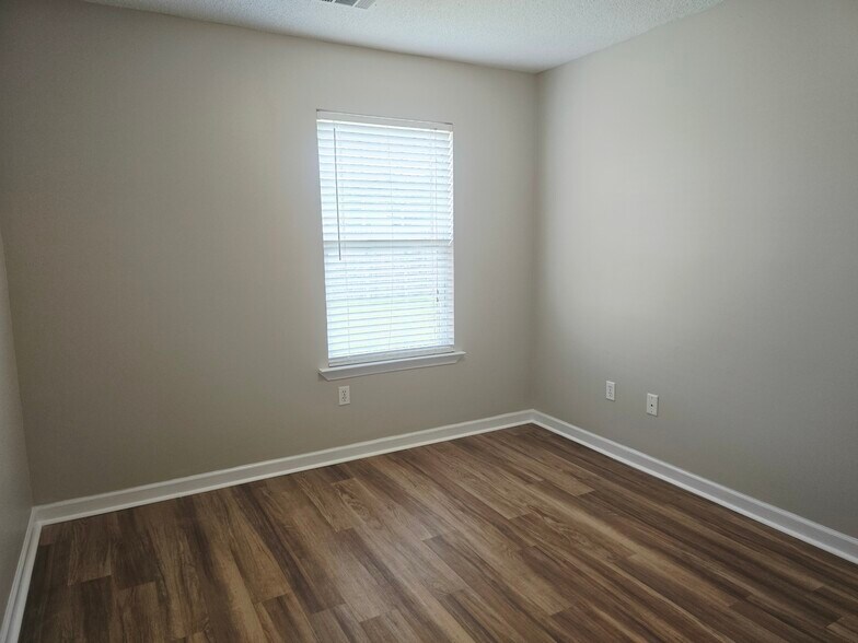 Building Photo - 111 Quarterhorse Dr