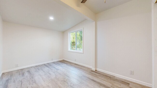 Building Photo - Bright & Clean Single Level FIVE bedroom i...