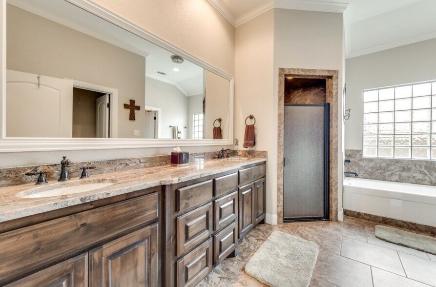 Building Photo - 5505 San Clemente Dr