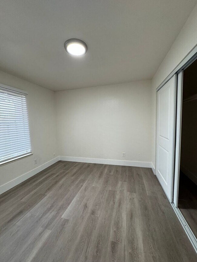 Building Photo - Downstairs 2 bed, 1 bath newly remolded unit rent ready!!