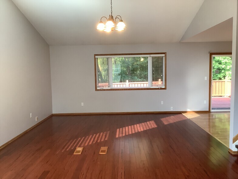 Building Photo - 1057 Kennedy Dr