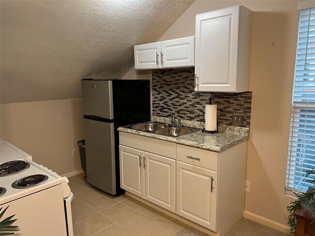 Building Photo - 2535 N MacGregor Way