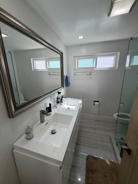 Building Photo - 2396 Redlands Dr