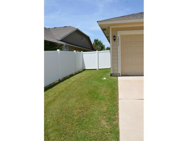 Building Photo - 1511 Legend Oaks Ln