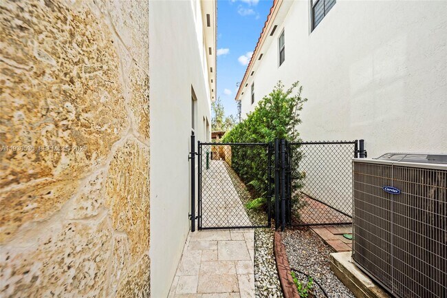 Building Photo - 6933 NW 104th Ct