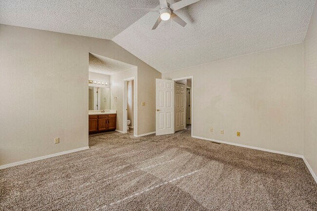 Building Photo - 8420 Ilex Dr